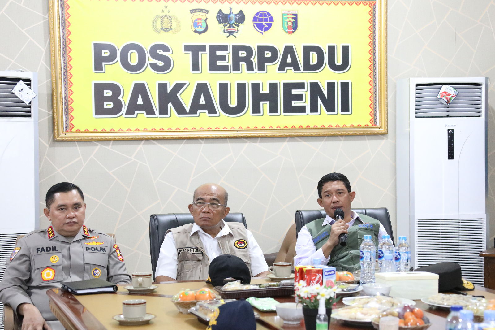 Kepala BNPB Letjen TNI Suharyanto memberikan arahan saat rapat koordinasi di Posko Terpadu Pelabuhan tentang perkembangan situasi saat tiba di Pelabuhan Bakauheni, Lampung Selatan, Provinsi Lampung, pada Selasa (25/4).